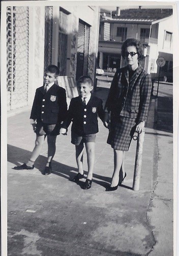 Με την μητέρα μου Αιμιλιάνα έξω από το σπίτι μας στην Αμμόχωστο - 1965
