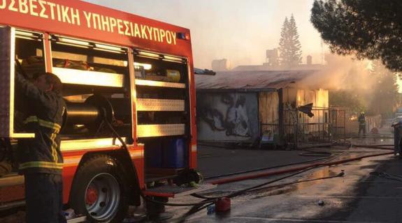 Κάηκε ολοσχερώς λυόμενη οικία στην Επ. Λεμεσού, στο νοσοκομείο ο ένοικος
