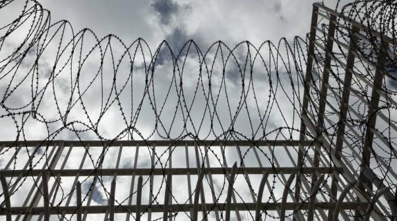Λάμες, γάντζους και κινητά εντόπισε η ΕΛ.ΑΣ. στις φυλακές νέων Αυλώνα