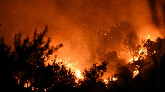 Δύσκολη νύχτα στην Εύβοια: Εκκενώνονται οικισμοί λόγω της μεγάλης πυρκαγιάς