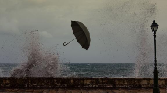 Πέφτει κι άλλο η θερμοκρασία, ισχυροί άνεμοι στο «μενού» του καιρού