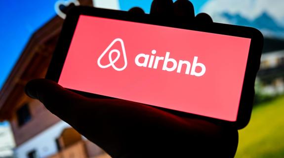 Κυναιγείρου για ενοίκια και Airbnb: Η Κύπρος να κάνει ότι η Βαρκελώνη