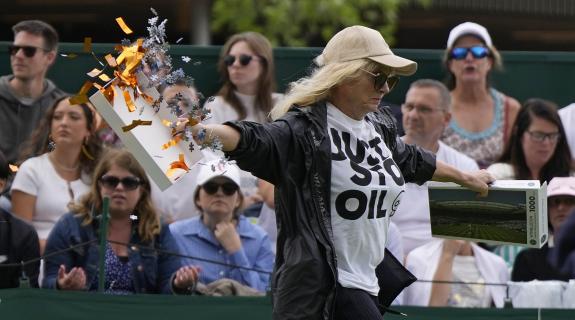 «Ντου» ακτιβιστών σε αγώνα Wimbledon