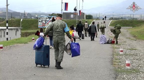 Ρωσία: Οι Αρμένιοι μαχητές του Καραμπάχ αρχίζουν να παραδίδουν τα όπλα