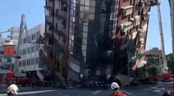Καταστροφικός σεισμός στη Ταϊβάν, κατέρρευσαν κτήρια, προειδοποίηση για τσουνάμι