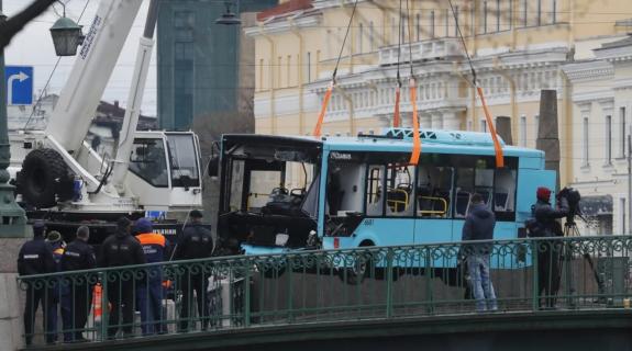 Αγία Πετρούπολη: Βίντεο-σοκ με λεωφορείο που έπεσε σε ποτάμι, στους 7 οι νεκροί