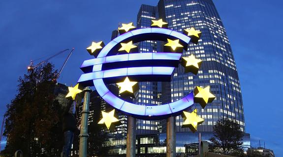 Οικονομολόγος της ΕΚΤ: Η πολιτική να παραμείνει περιοριστική έως το 2025