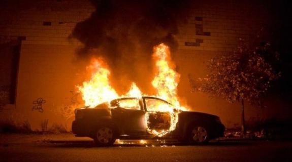 Φωτιά σε εγκαταλελειμμένο όχημα στην Πάφο, επεκτάθηκε σε ξηρά χόρτα