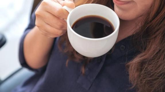 Πως συνδέει νέα μελέτη την κατανάλωση καφέ με την εμφάνιση Πάρκινσον
