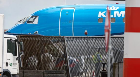 Άμστερνταμ: Κινητήρας αεροσκάφους «ρούφηξε» άνθρωπο μπροστά στα μάτια επιβατών