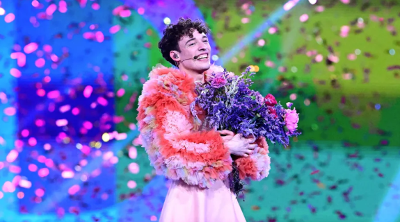 Το Nemo που κέρδισε τη Eurovision διασκεδάζει με Σάττι και Πανταζή