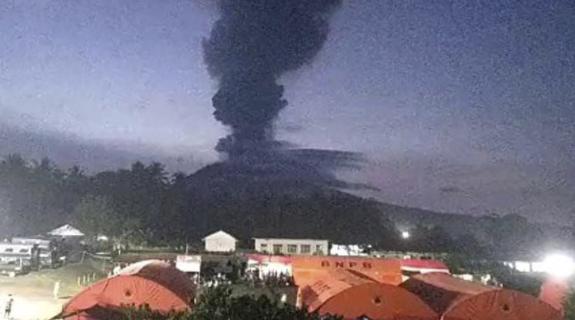 Νέες επαναλαμβανόμενες εκρήξεις στο ηφαίστειο Ίμπου της Ινδονησίας