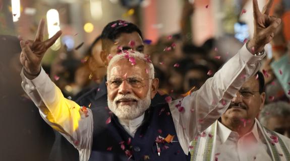 Ινδία: Ο Μόντι ανακηρύσσει τη νίκη του, αλλά χάνει την πλειοψηφία στη Βουλή