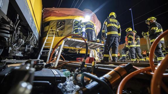 Τουλάχιστον 4 νεκροί και 26 τραυματίες μετά από σύγκρουση τρένων στην Τσεχία