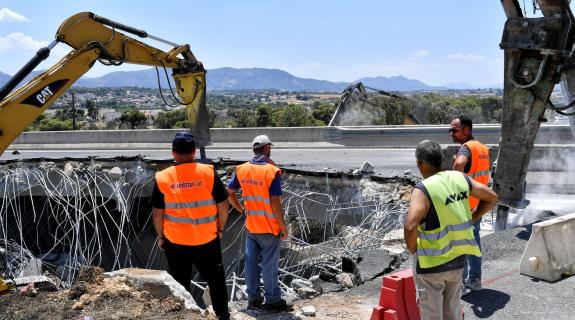 Ανατροπή βυτιοφόρου: Συνεχίζεται η κατεδάφιση της γέφυρας στον Ισθμό