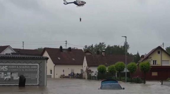 ΒΙΝΤΕΟ / Φονικές πλημμύρες στη Γερμανία: Ένας πυροσβέστης νεκρός, ένας αγνοείται