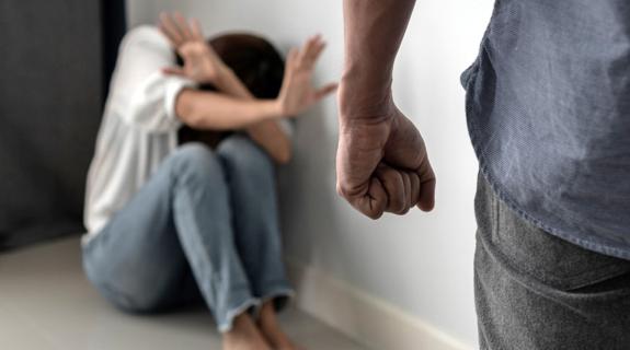 Χαλκιδική: Χτύπησε με ζώνη τη σύντροφό του μπροστά στα ανήλικα παιδιά τους