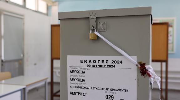 Παρατράγουδα σε εκλογικό κέντρο, άνδρας έσκισε τα ψηφοδέλτια
