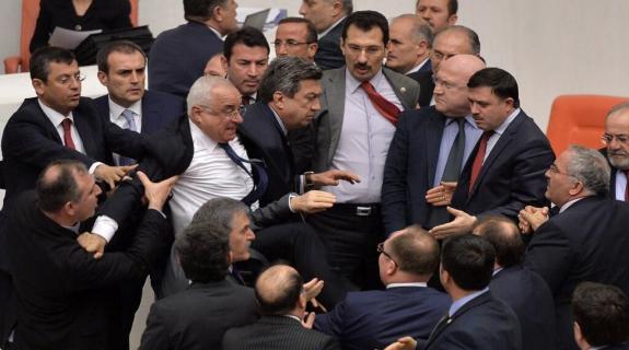 Τουρκία: Εντάσεις και χειροδικίες στην Εθνοσυνέλευση (BINTEO)