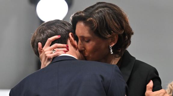 Ένα φιλί ;καίει; τον Μακρόν - Η σκηνή με την Υπουργό &Al
