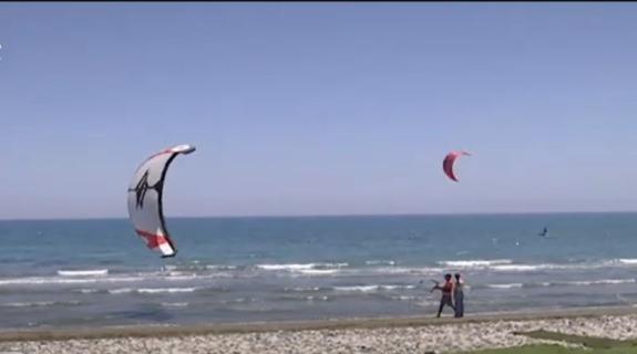 Kitesurfing: Ο «δαμασμός» κυμάτων, η αδρεναλίνη στα ύψη και το εντυπωσιακό θέαμα