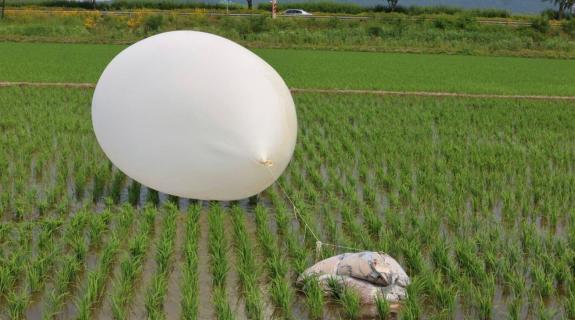 Η Ν. Κορέα απαντά με μεταδόσεις από μεγάφωνα στα μπαλόνια με σκουπίδια