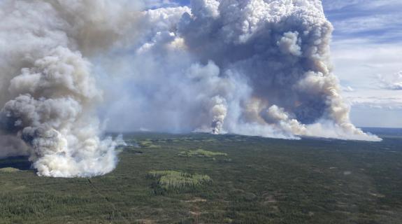 Δασικές πυρκαγιές στον Καναδά «εκκενώνουν» πόλεις και πάρκα