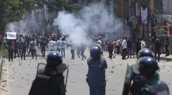 Ταραχές στο Μπανγκλαντές: Πάνω από 700 τραυματίες, ανάμεσά τους 30 δημοσιογράφοι