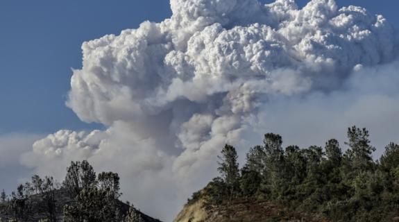 ΒΙΝΤΕΟ: Μεγάλη πυρκαγιά στην Καλιφόρνια, χιλιάδες εγκαταλείπουν τα σπίτια τους