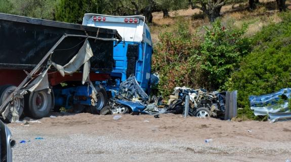 Οδηγός νταλίκας σκόρπισε το θάνατο στη Μεσσηνία: 4 νεκροί, ανάμεσά τους 2 παιδιά