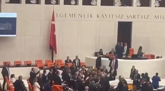 ΒΙΝΤΕΟ: Έπεσε ξύλο μεταξύ βουλευτών του Ερντογάν και του κουρδικού κόμματος