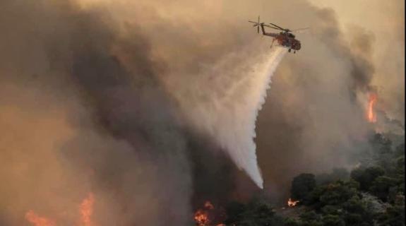 Ενισχύονται οι πυροσβεστικές δυνάμεις για την κατάσβεση της φωτιάς στο Φαλακρό