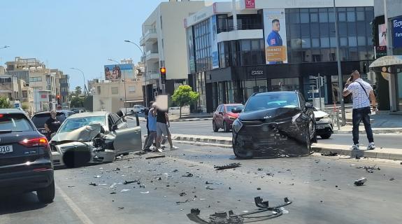 ΦΩΤΟ: Καραμπόλα τεσσάρων οχημάτων στη Λεμεσό, στο νοσοκομείο τέσσερα άτομα