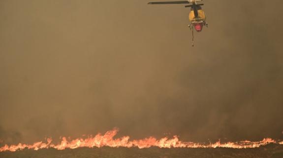 Φωτιά στον Βαρνάβα: Mάχη για να ελεγχθεί η πυρκαγιά, μπαράζ μηνυμάτων από το 112