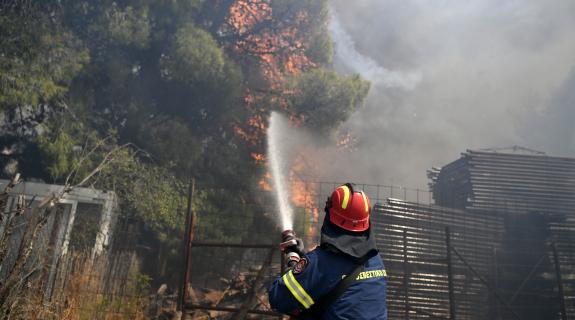 LIVE: Σε πύρινο κλοιό η Αττική, διαρκής μάχη σε Βριλήσσια και Πεντέλη