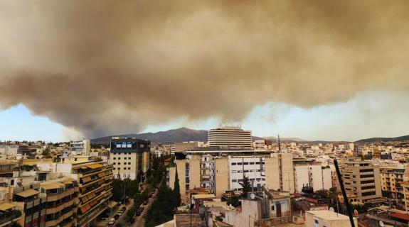 ΦΩΤΟ: Οι καπνοί από τη φωτιά στον Βαρνάβα «πνίγουν» την Αττική