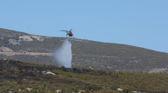 Μέχρι και 36 εναέρια μέσα έδιναν ταυτόχρονα μάχη με τις φλόγες στην Αττική