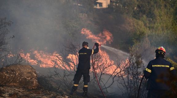 ΒΙΝΤΕΟ: Ξεπερνά τα 20χλμ. το μέτωπο της πυρκαγιάς που καίει το Πεντελικό όρος