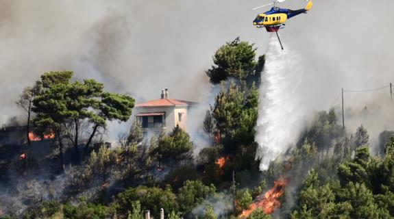 Μαίνεται η μεγάλη πυρκαγιά στον Βαρνάβα, ζημιές σε πολλά σπίτια