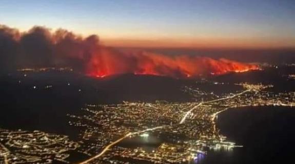 ΦΩΤΟ: Η τεράστια πυρκαγιά στην Αττική μέσα από αεροπλάνο