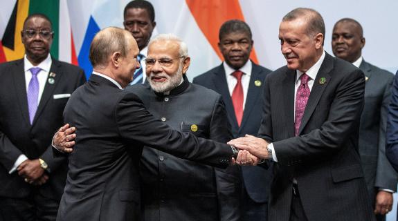 Γιατί ο Ερντογάν «φλερτάρει» με τους BRICS: Κίνηση τακτικής ή σανίδα σωτηρίας;