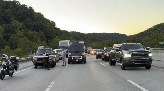 Πυροβολισμοί με τραυματίες σε αυτοκινητόδρομο στο Κεντάκι, ψάχνουν τον δράστη