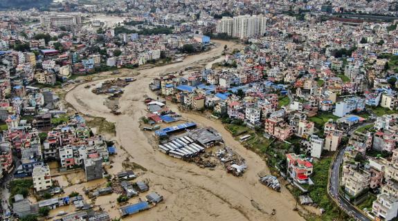 Εικόνες βιβλικής καταστροφής από τις πλημμύρες στο Νεπάλ (ΒΙΝΤΕΟ)