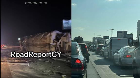 ΦΩΤΟ: Σημειωτόν στο Highway λόγω ανατροπής σκυβαλοφόρου, διασωληνωμένος ο οδηγός