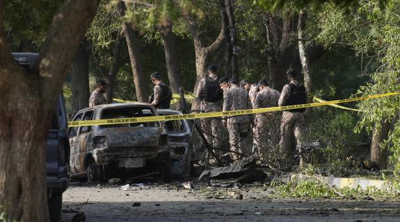 ΦΩΤΟ: Φονική έκρηξη κοντά στο αεροδρόμιο του Καράτσι στο Πακιστάν