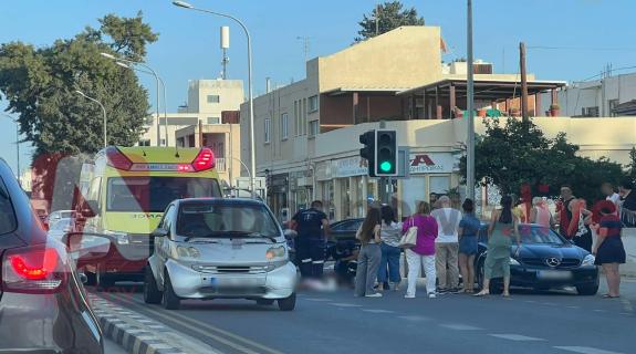 ΦΩΤΟ: Ηλικιωμένος παρασύρθηκε από όχημα στη Λευκωσία, στο σημείο ασθενοφόρο