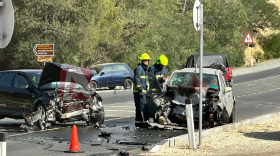 ΦΩΤΟ: Μάχη για τη ζωή δίνει 39χρονος, άρπαξε φωτιά το όχημά του μετά από τροχαίο