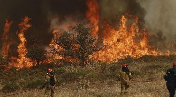 Συνεχίζεται η μάχη με τις φλόγες στο Ξυλόκαστρο