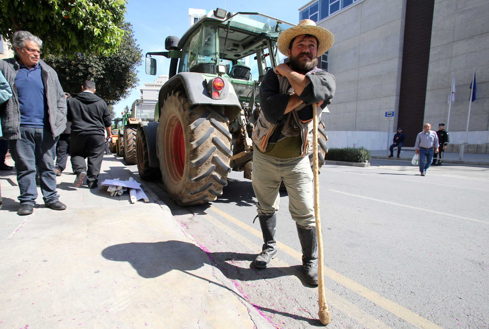 Με τα τρακτέρ τους έξω απο τη Συνεργατική Κεντρική Τράπεζα οι αγρότες (BINTEO)