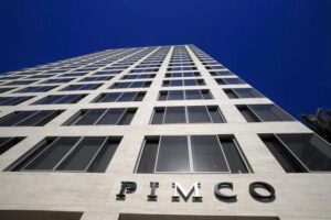 Μειώνει την έκθεσή της στο ελληνικό χρέος η Pimco